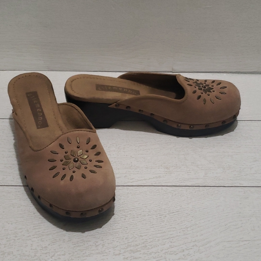 Ellemenno 7.5 tan suede wood platforms clogs mules studed